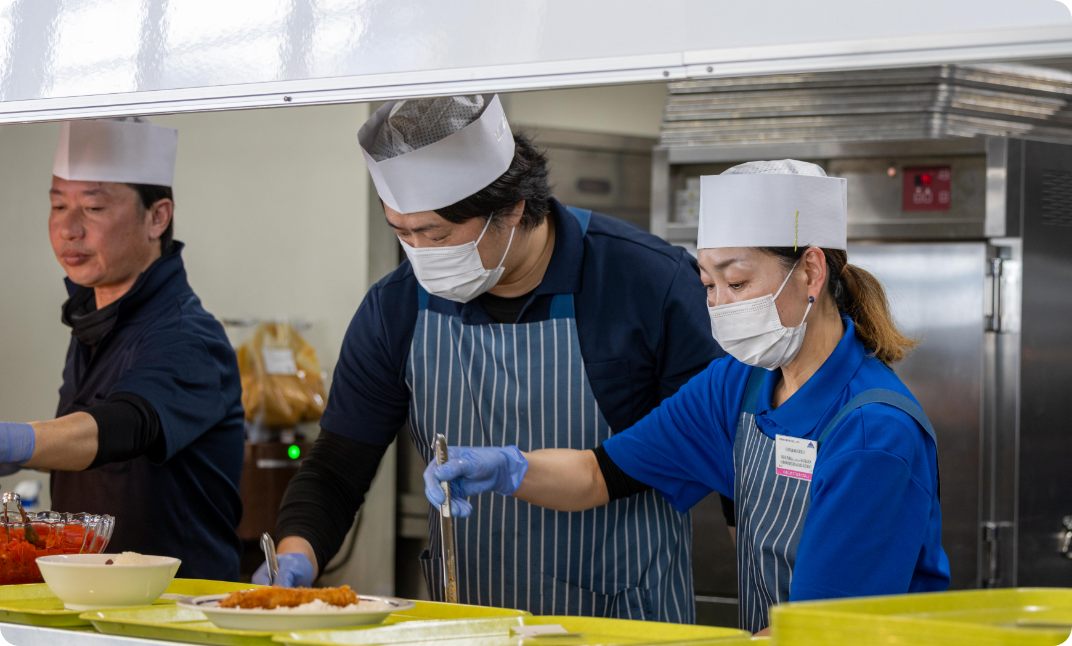 レストランと山頂カフェのメニュー開発から調理、配膳など運営全般を担当しています。月替わりメニューやデザートなど試作試食を繰り返し提供しています。