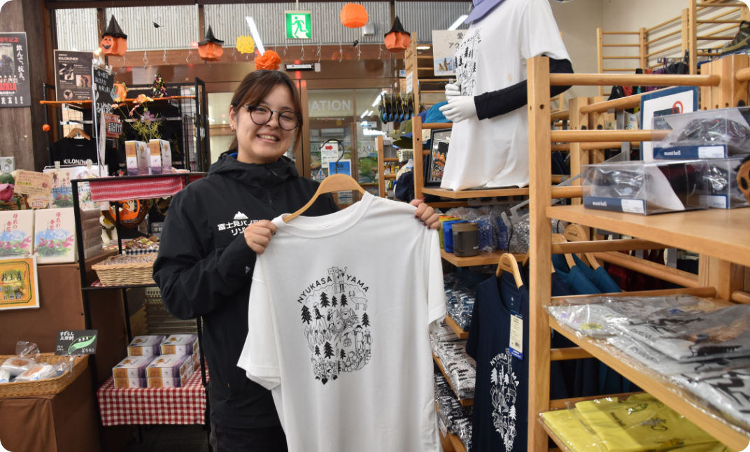 長野県中心のお土産品やスキー用品、アウトドア用品、地場野菜を取り扱う売店の運営を担当し、取り扱う商品の選定から陳列方法、SNSでの発信などを行っています。