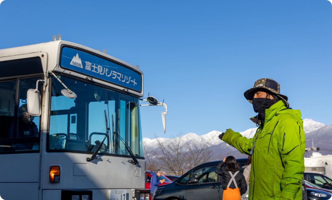 四季折々美しい花々が毎年見られるように、入笠湿原や山野草公園の整備を担当しています。また、駐車場の誘導案内やシャトルバスの運行管理を行い、多くのお客様をお出迎えしています。